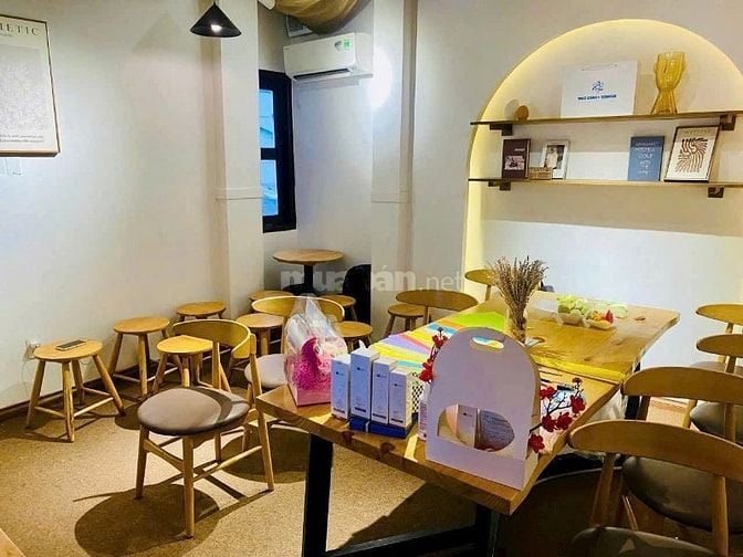 Chuyên viên tư vấn bán hàng và hỗ trợ workshop