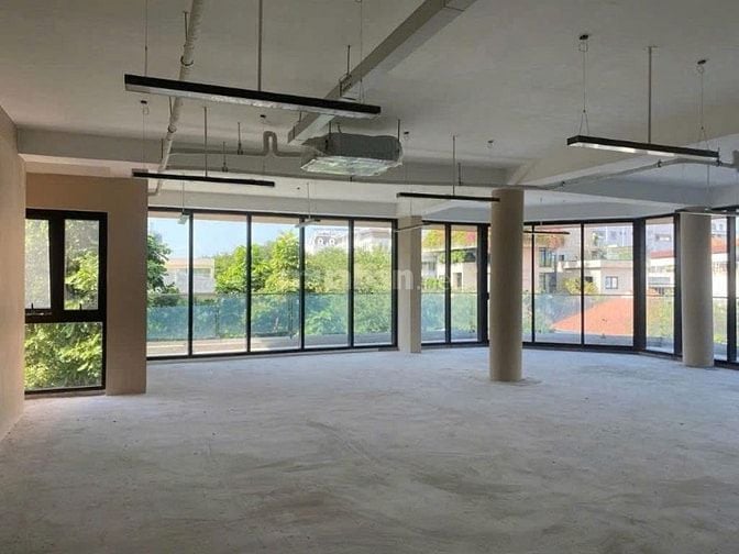 Cho thuê nhà nguyên căn Góc Hai mặt tiền Ngay Phan xích Long Và Hoa Sứ