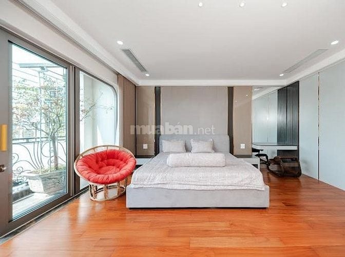 Bán nhà Hoàng Quốc Việt, 7 tầng, có thang máy, ô tô đỗ cửa, nhà mới