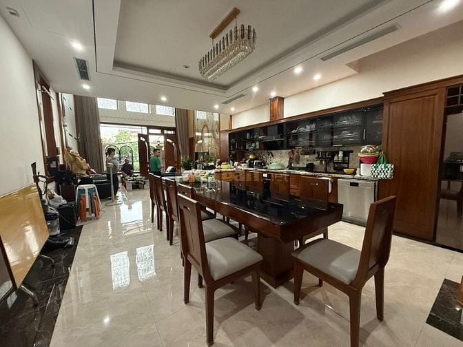 Bán nhà Hoàng Quốc Việt, 7 tầng, có thang máy, ô tô đỗ cửa, nhà mới