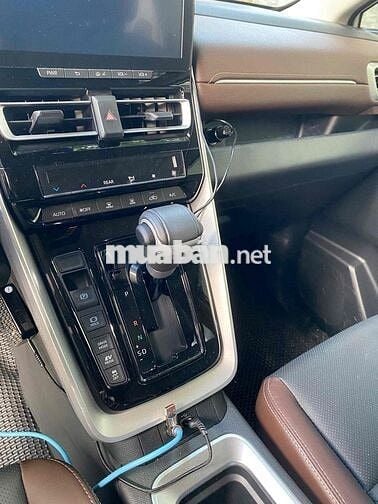 Toyota Innova Cross 2025 Xăng - Điện 9000 km