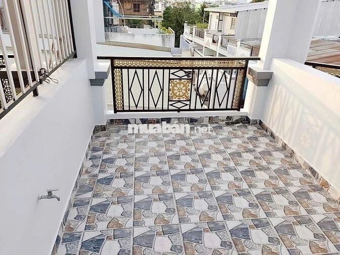 BÁN NHÀ 2 MẶT TIỂN HẺM , XE HƠI ĐẬU TRƯỚC NHÀ