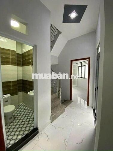 BÁN NHÀ 2 MẶT TIỂN HẺM , XE HƠI ĐẬU TRƯỚC NHÀ