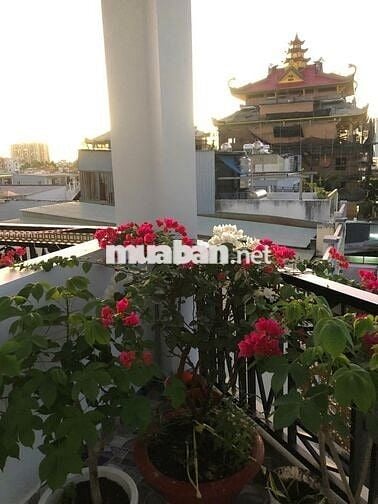 BÁN NHÀ 2 MẶT TIỂN HẺM , XE HƠI ĐẬU TRƯỚC NHÀ