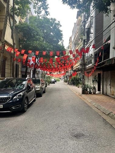 GẤP - PHÂN LÔ 2 Ô TÔ - MẠC THÁI TỔ - TRUNG KÍNH - 66M - 7 TẦNG - MT 5M