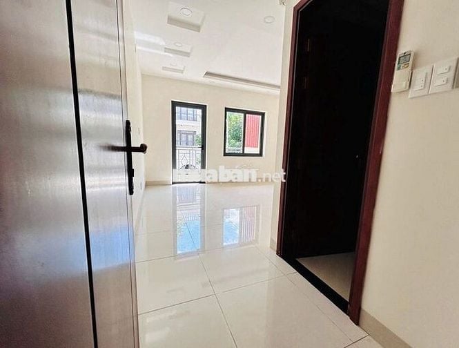 NHÀ ĐƯỜNG HOÀNG HOA THÁM GẦN NHÀ GA T3 DT: 4,5X20M TRỆT 3 LẦU CHO THUÊ