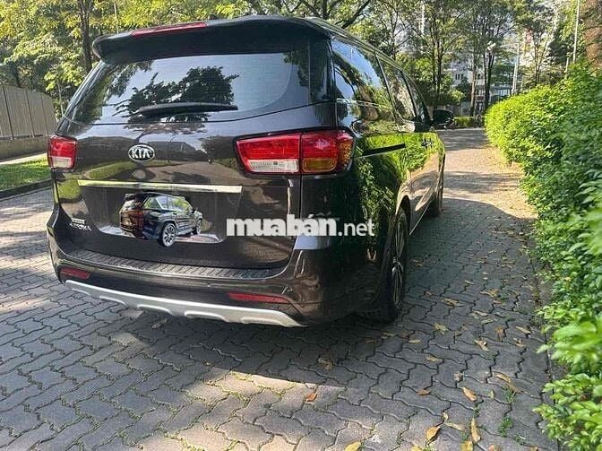 Kia sedona 7 chỗ màu Nâu