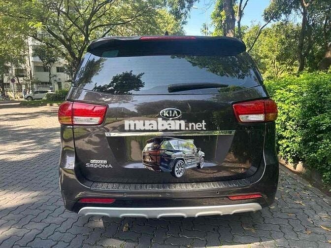 Kia sedona 7 chỗ màu Nâu