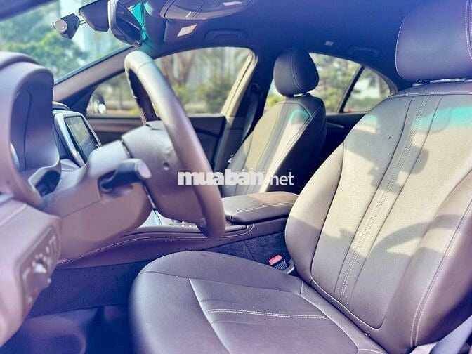 VinFast Lux A Base 2022 - Màu đen - 2v3km