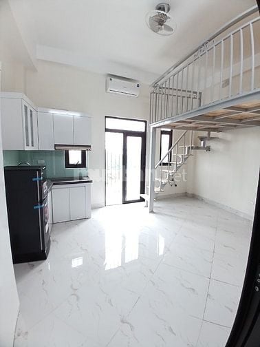 Tôi chủ nhà cho thuê căn hộ khép kín, có 2 ngủ, có gác xép, thang máy.