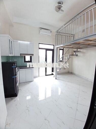 Tôi chủ nhà cho thuê căn hộ khép kín, có 2 ngủ, có gác xép, thang máy.