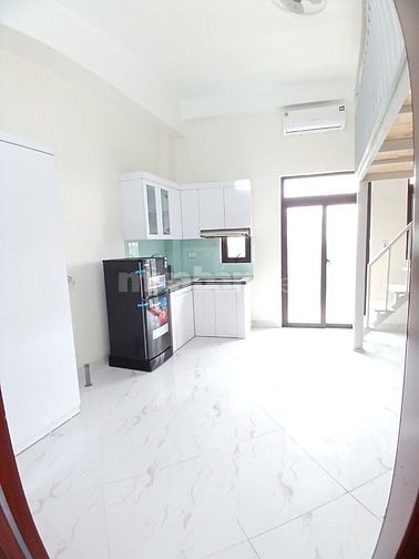 Tôi chủ nhà cho thuê căn hộ khép kín, có 2 ngủ, có gác xép, thang máy.