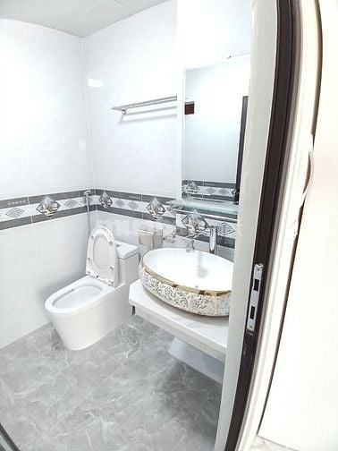 Tôi chủ nhà cho thuê căn hộ khép kín, có 2 ngủ, có gác xép, thang máy.