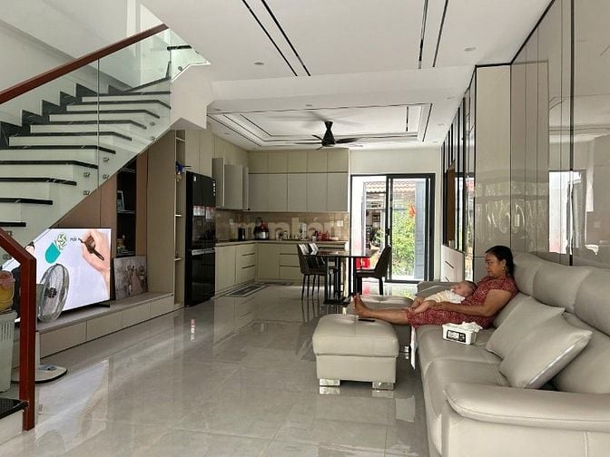 Nhà mới xây xong 2 MT đg rộng ngay ngã ba bà băng.5x16m-3 lầu-4pn-5wc