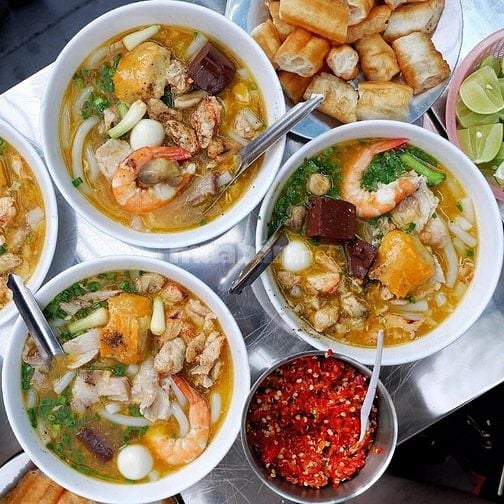 Quán ăn Quận 1 cần 3 nam nữ phục vụ 300-350k/ngày