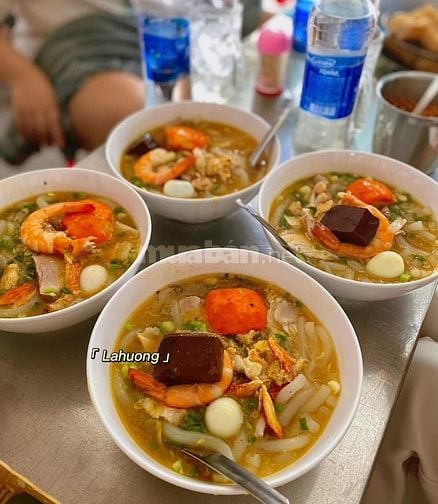 Quán ăn Quận 1 cần 3 nam nữ phục vụ 300-350k/ngày