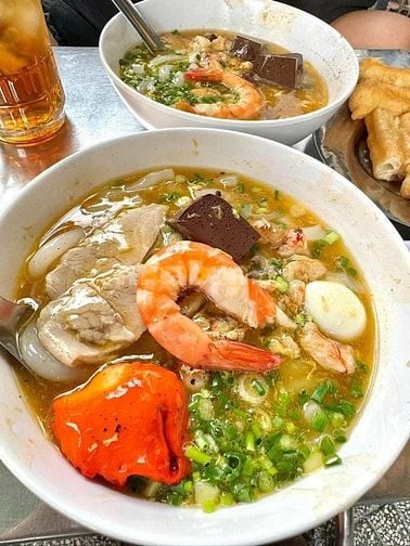 Quán ăn Quận 1 cần 3 nam nữ phục vụ 300-350k/ngày