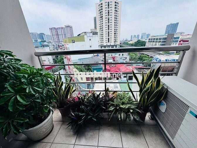 Căn hộ trung tâm CG mặt đường Xuân Thủy đầy đủ tiện nghi có ban công