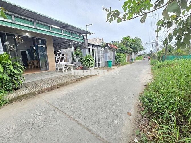 Cần bán gấp căn nhà  gần chợ chiều Tân Phú Trung 135m2- SHR- giá 1 tỉ