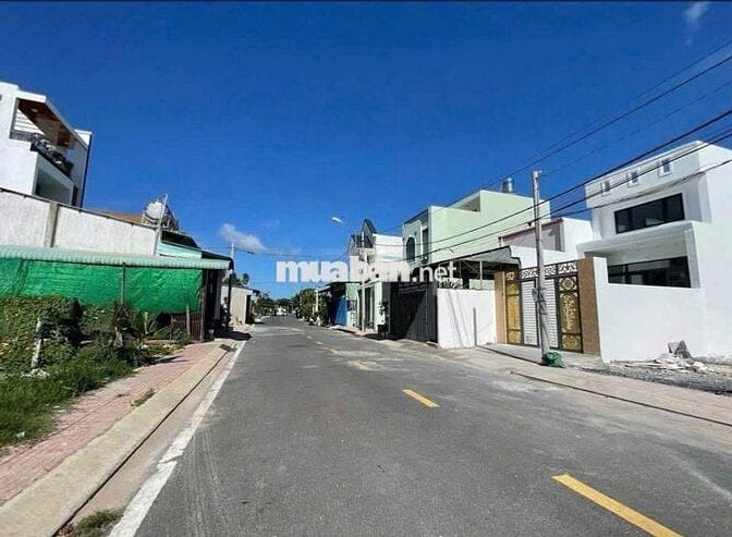 Bán đất Đ.Nguyễn Thị Triệu gần cầu vượt Củ Chi DT 100m2 giá 900tr, shr