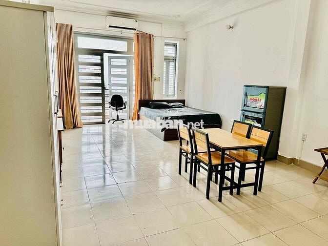 Phòng 50m2, ban công lớn, giá rẻ mặt tiền Bạch Đằng P2 Tân Bình sb TSN