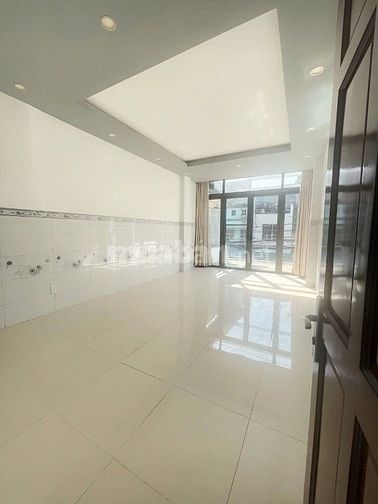 Chính chủ bán Nhà mặt tiền số 104 Lạc Long Quân, P.3, Q.11