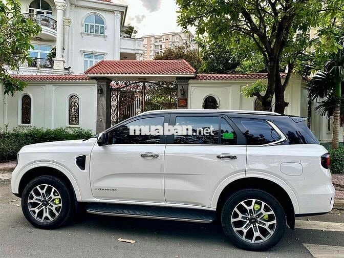 Ford Everest Titanium Plus Trắng 10000 km