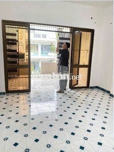 5PN, 4WC. Nhà 3 lầu Nguyễn Tiểu La - Bà Hạt, Q10. DT: 4x15m