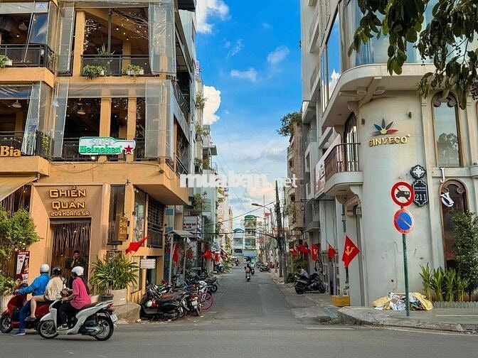 Mặt tiền Q1 (35m2) - hẻm oto 10m có phòng ngủ + WC riêng