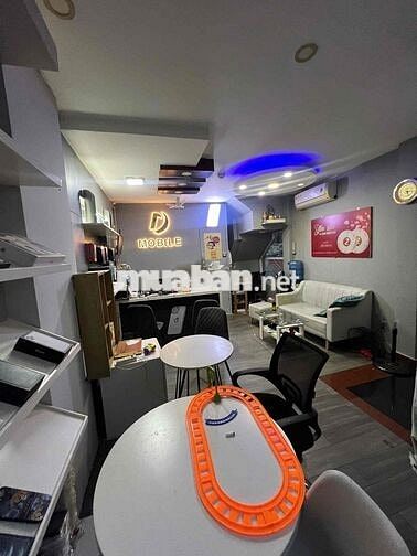 Mặt tiền Q1 (35m2) - hẻm oto 10m có phòng ngủ + WC riêng