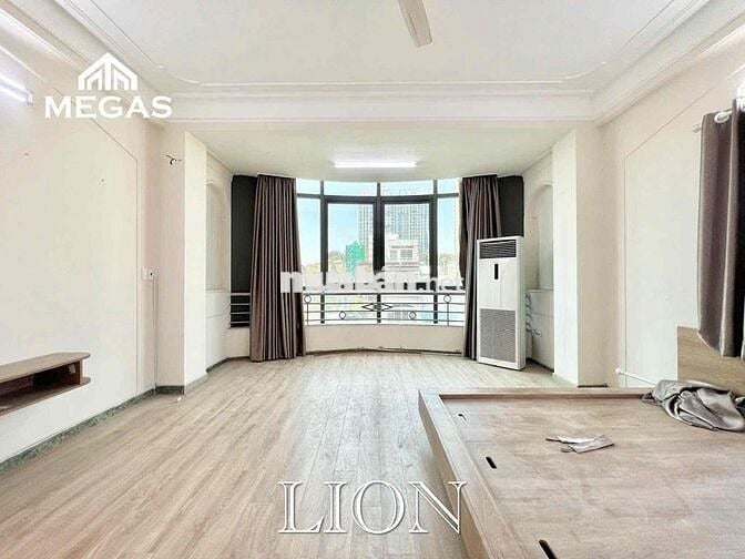 MỘT phòng ngủ RỘNG thênh thang ngay con đường Ẩm thực trung tâm Quận 3