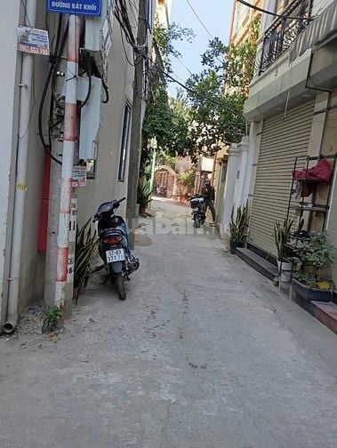 CHO HỘ GIA ĐÌNH THUÊ NGUYÊN CĂN NHÀ PHỐ XUÂN ĐỖ, CỰ KHỐI, CĂN GÓC. NGÕ