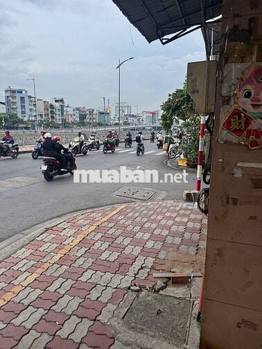 Nhà mặt tiền đường, 70m2, 1 trệt 1 lửng, đường Bến Bình Đông