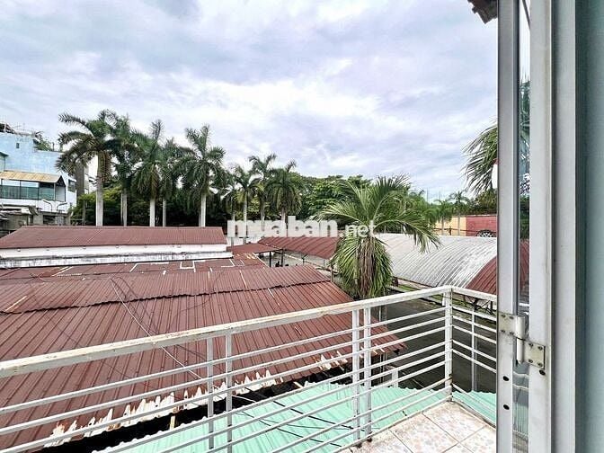 Nhà nguyên căn 2 mặt tiền 128m2, 3 phòng ngủ Quận 10