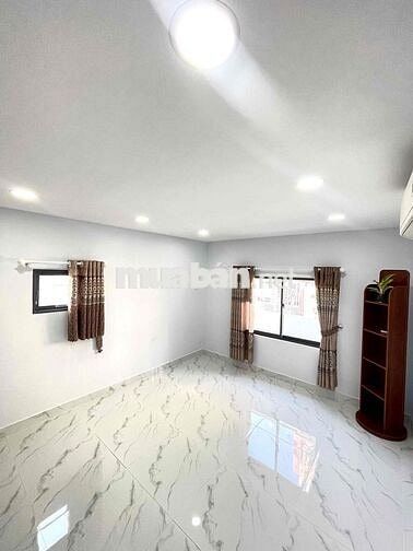 Chính chủ bán Nhà Lạc Long Quân mới đẹp, 3 tầng, 2 phòng ngủ, 3 toilet