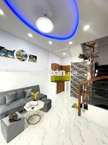 Chính chủ bán Nhà Lạc Long Quân mới đẹp, 3 tầng, 2 phòng ngủ, 3 toilet