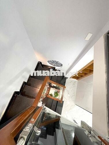 Chính chủ bán Nhà Lạc Long Quân mới đẹp, 3 tầng, 2 phòng ngủ, 3 toilet