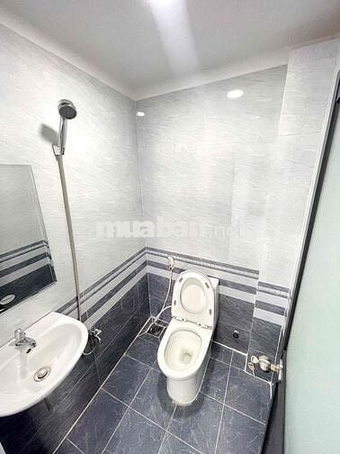 Chính chủ bán Nhà Lạc Long Quân mới đẹp, 3 tầng, 2 phòng ngủ, 3 toilet