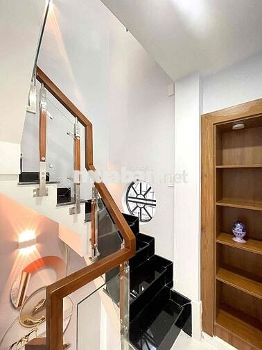 Chính chủ bán Nhà Lạc Long Quân mới đẹp, 3 tầng, 2 phòng ngủ, 3 toilet