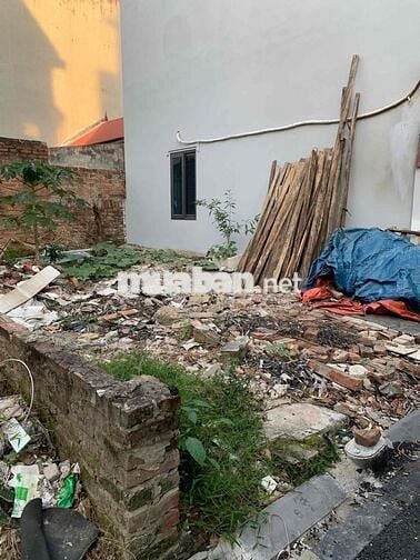 Bán mảnh đất gần chợ Mai Hiên, mặt tiền 4,8m, ngõ thông. Hơn 4 tỉ