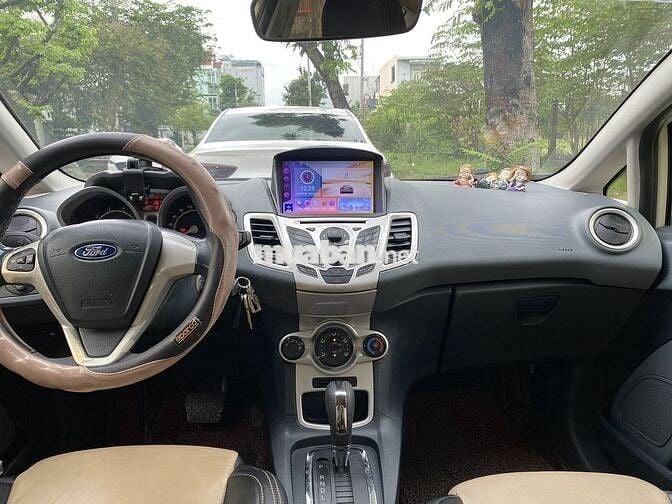 Ford Fiesta 1.6 Hatchback Trắng