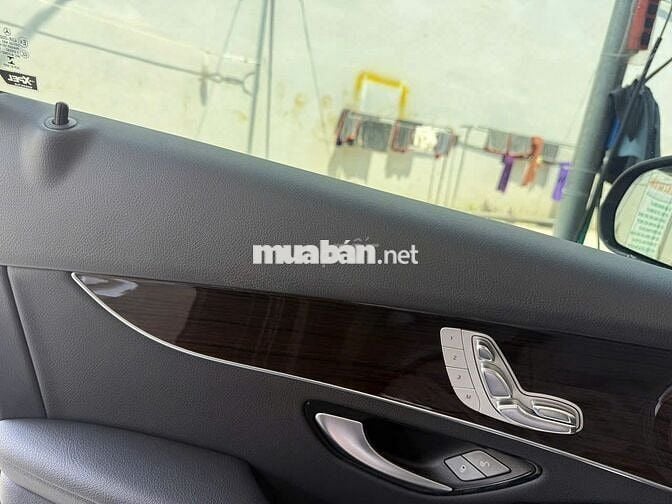 Cần bán Mercedes-Benz GLC 200 2022 Đen,odo 2vạn km