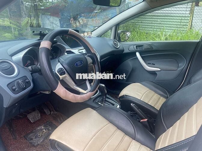 Ford Fiesta 1.6 Hatchback Trắng