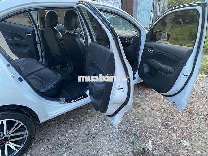 Mitsubishi Attrage Trắng 5 chỗ