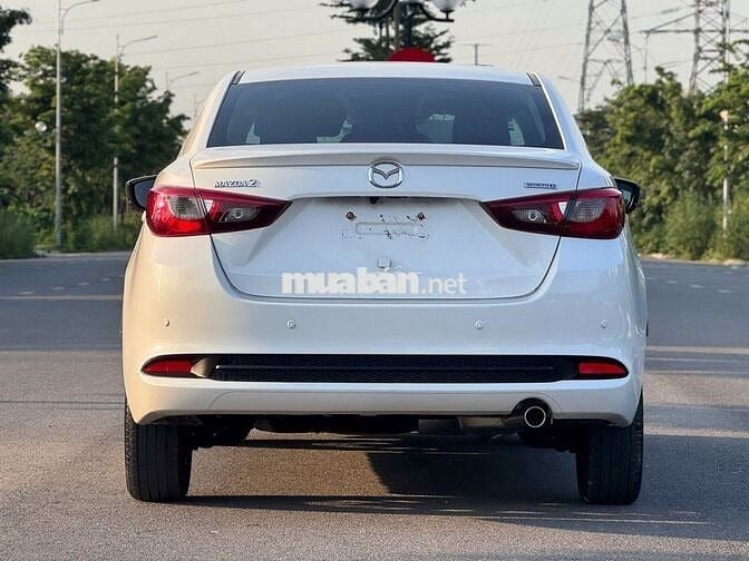 Mazda 2 Luxury model 2021 màu trắng sedan