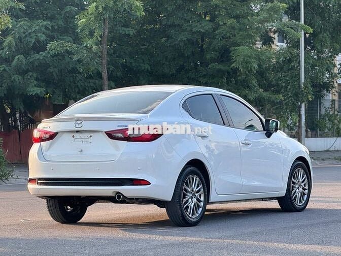 Mazda 2 Luxury model 2021 màu trắng sedan