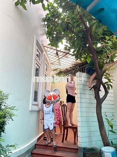 Cho Thuê Biệt Thự DT 9x16 1Trệt 1Lầu 3Pn 3Wc Sân Đậu Ôtô Gần Chợ VL