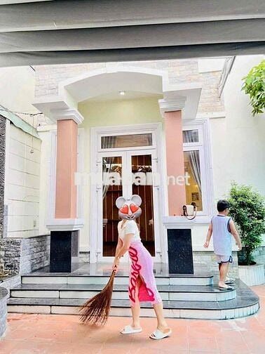 Cho Thuê Biệt Thự DT 9x16 1Trệt 1Lầu 3Pn 3Wc Sân Đậu Ôtô Gần Chợ VL