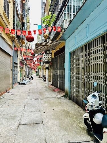 Cho thuê nhà Ngõ ôtô tránh, phố Nguyễn Khang, ngõ thông, KD tốt 