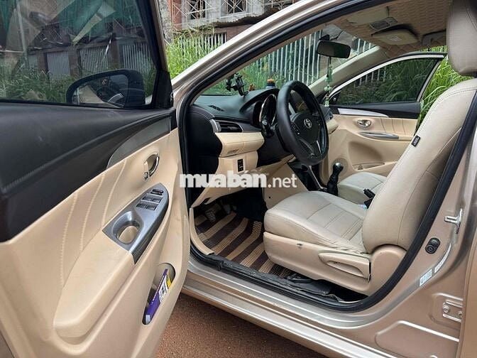 Toyota Vios Số sàn màu Vàng cát